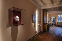 Totenmaske Ludwig van Beethovens in einem Ausstellungsraum des Beethoven-Hauses