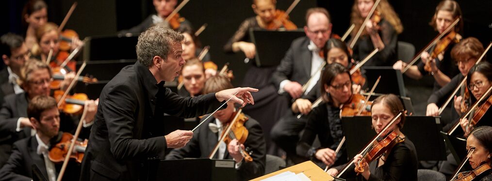 Musikerinnen und Musiker des Beethoven-Orchesters Bonn unter der Leitung von Generalmusikdirektor Dirk Kaftan