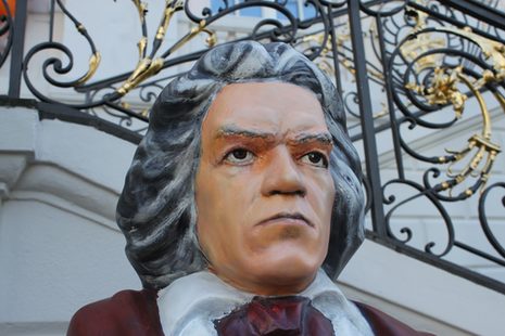 Kopf einer Beethovenfigur, die vor dem Treppengeländer des Alten Rathauses steht