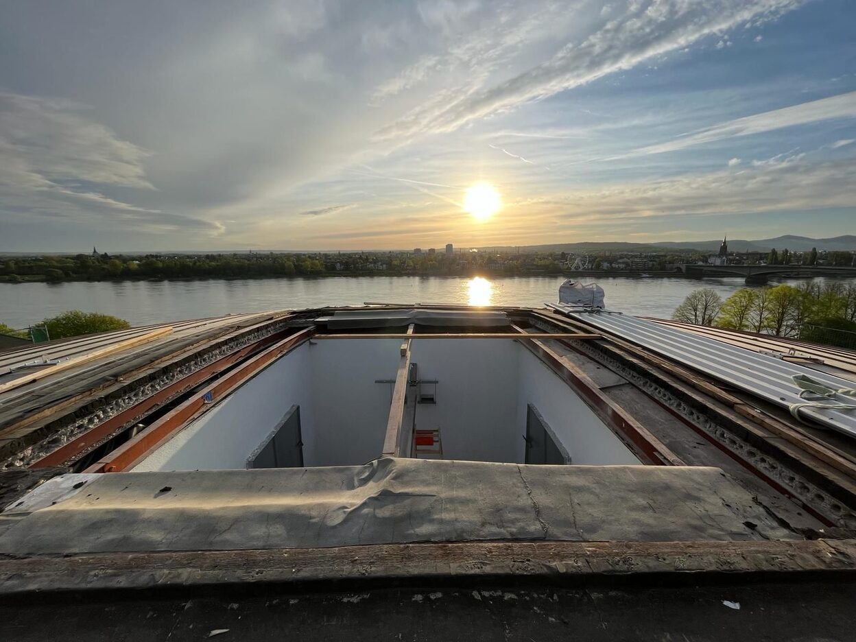 Sonnenaufgang über dem Rhein vom Dach der Beethovenhalle aus gesehen