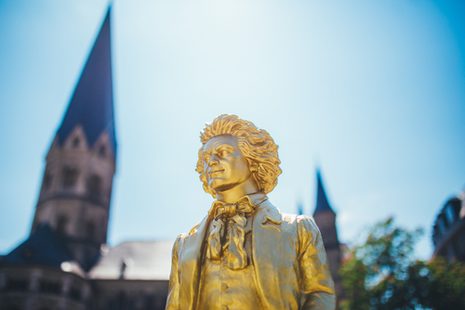 Beethovenfiguren vom Objekt- und Konzeptkünstler Ottmar Hörl auf dem Münsterplatz.
