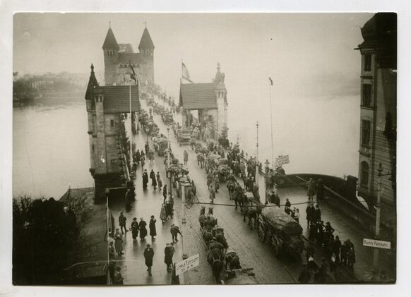 Historische Aufnahme der Rheinbrücke in Bonn aus dem Bestand des Bundesarchivs
