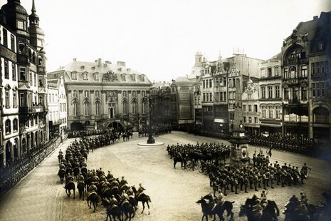 Historische Aufnahme des Bonner Markts mit französischen Soldaten, zum Teil auf Pferden unterwegs