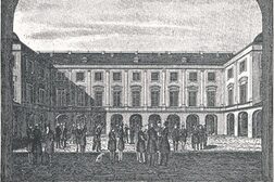 Das Schwarz-Weiß-Bild zeigt Personen im Arkadenhof der Universität Bonn.