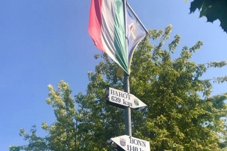 Ungarische Flagge und Wegweiser mit Schildern