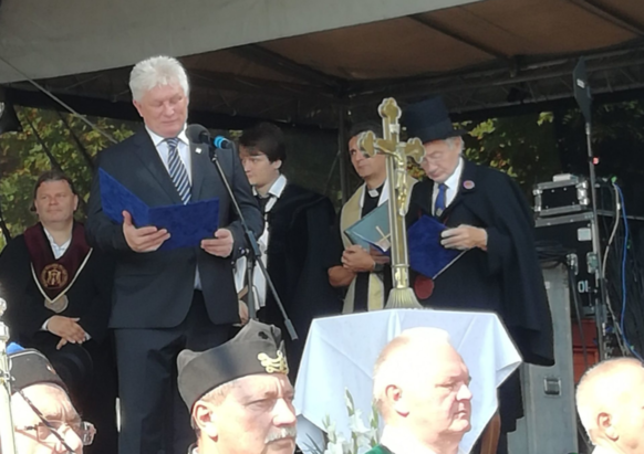 Bürgermeister Ferenc Karsay bei der Eröffnung des Weinfestes in Budafok.