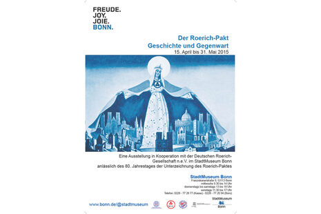 Das Plakat zeigt in der Mitte eine in blau eine Figur, die ihren Umhang über Gebäude ausbreitet. Darüber steht: Der Roerich-Pakt. Geschichte und Gegenwart. 15. April bis 31. Mai 2015. Unter der Figur stehen weitere Angaben zur Ausstellung.