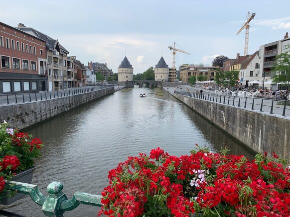 Blumen und Fluss in Kortrijk