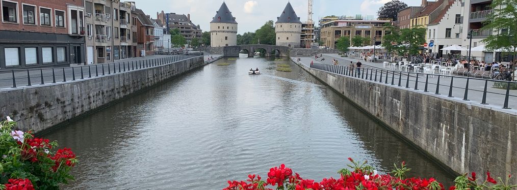 Blumen und Fluss in Kortrijk