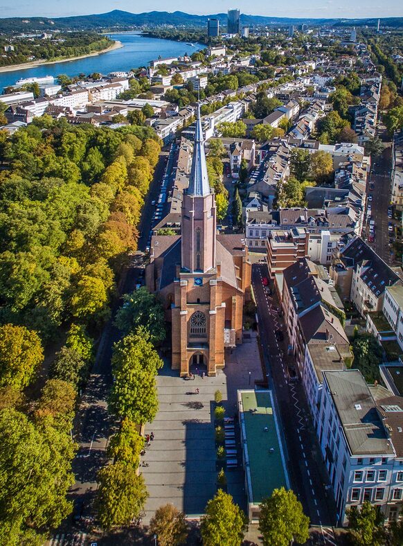 Luftbild der evangelischen Kreuzkirche in Bonn