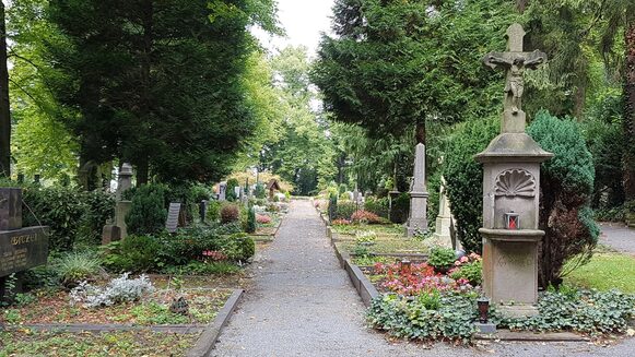 Gräber und Wege auf dem Burgfriedhof in Bad Godesberg