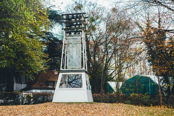 Der weiße Glockenspiel-Turm "Callion" im Stadtpark Bad Godesberg