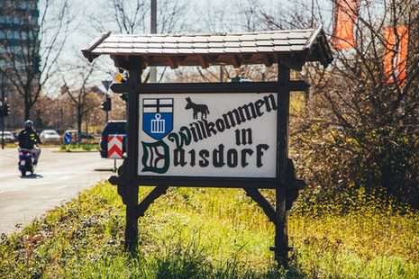 Hölzernes Schild "Willkommen in Duisdorf"