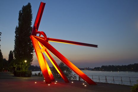 Skulptur L´Allumé am Rheinufer