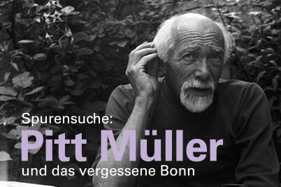 Zu sehen ist ein Schwarz-Weiß-Bild. Ein Mann vor einem Busch. Zu lesen ist "Spurensuche: Pitt Müller und das vergessene Buch"