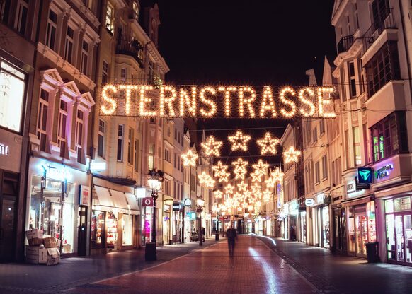 Die beleuchtete Sternstraße zur Weihnachtszeit.
