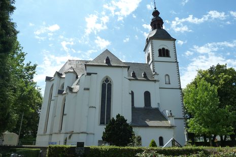 Außenaufnahme der Pfarrkirche St. Peter in Vilich