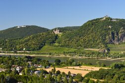Drachenfels und Drachenburg von der anderen Rheinseite aus fotografiert