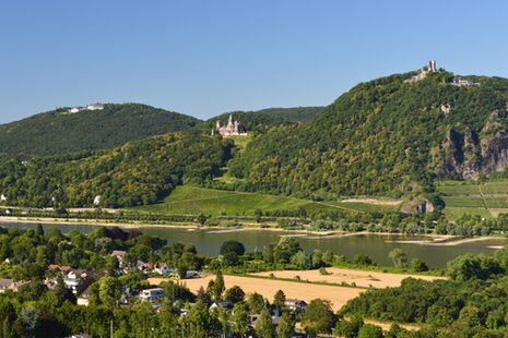 Drachenfels und Drachenburg von der anderen Rheinseite aus fotografiert