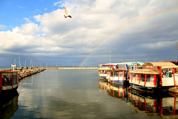 Schiffe und Wasser in Yalova mit Regenbogen
