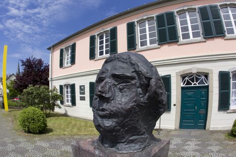 Außenaufnahme des Schumannhauses Bonn mit einer Büste des Komponisten im Vordergrund