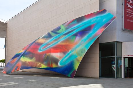Sieben Meter hoch und 20 Meter lang ist die Fiberglasskulptur "In seven days time" vor dem Kunstmuseum Bonn