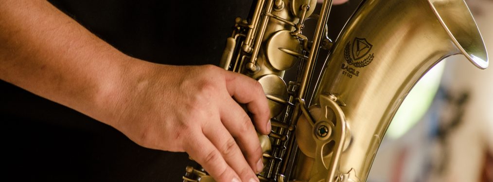 Ein Mann spielt Saxophon