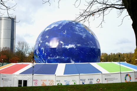 Die 20 Meter hohe Weltkugel diente während der Weltklimakonferenz 2017 in Bonn als Kino und Veranstaltungsfläche