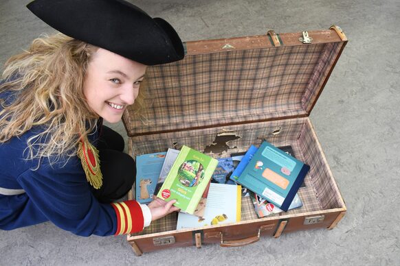 Käpt’n Book - 2021 erstmals von der Schauspielerin Alina Rohde verkörpert -  präsentiert  einen Koffer voller Bücher