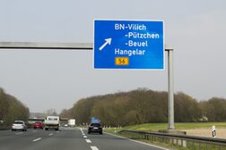 Blaues Verkehrsschild Abfahrt Beuel-Vilich an der Autobahn