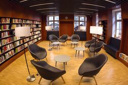 Sessel und Tische im Literaturhaus im Haus der Bildung