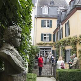 Beethovenbüste im Garten des Beethoven-Hauses