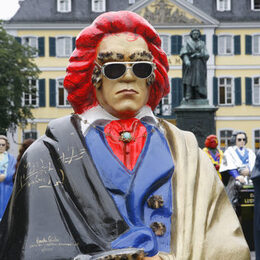Bunt bemalte Beethovenfiguren vor dem Beethovendenkmal auf dem Münsterplatz