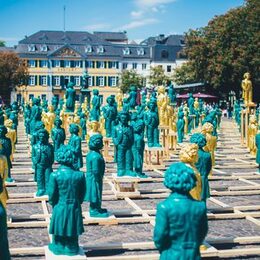 Grüne und goldfarbene Miniaturfiguren eines lächelnden Ludwig van Beethovens auf dem Münsterplatz