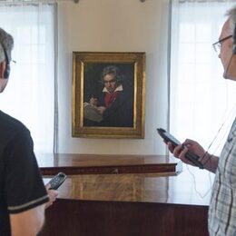 Zwei Besucher betrachten im Beethoven-Haus das Stieler-Porträt