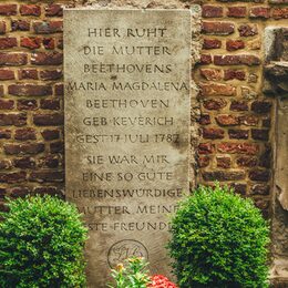 Grabmal der Mutter Ludwig van Beethovens auf dem alten Friedhof.