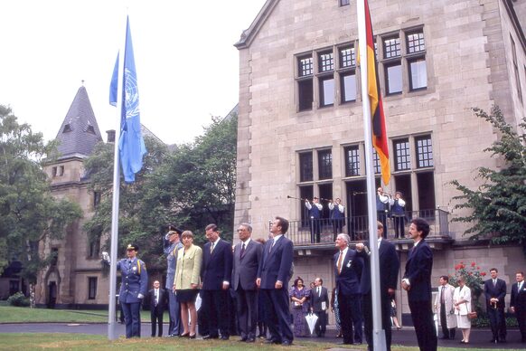 20. Juni 1996: Vor Haus Carstanjen wird feierlich die UNO-Flagge gehisst. Die Eröffnung mit UNO-Generalsekretär Boutros Boutros-Ghali, Bundesumweltministerin Angela Merkel, Entwicklungsminister Carl-Dieter Spanger und Außenminister Klaus Kinkel markierte den Startschuss zum Ausbau der deutschen UNO-Stadt Bonn.