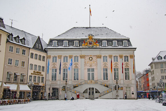 Das Alte Rathaus mit einem schneebedeckten Markt