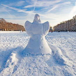 Eine Engelskulptur aus Schnee auf der Bonner Hofgartenwiese