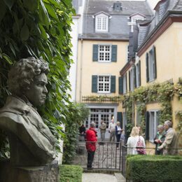 Beethovenbüste im Garten des Geburtshauses