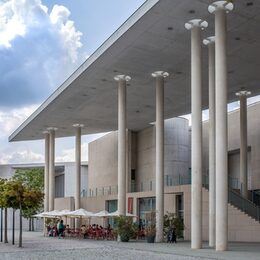 Die Fassade des Kunstmuseums Bonn mit den charakteristischen Säulen