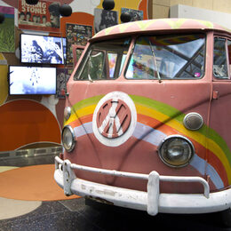 Ein VW Bulli mit Regenbogen und Peacezeichen bemalt