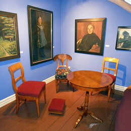 Der blaue Salon im Macke-Haus mit Gemälden und historischem Mobiliar