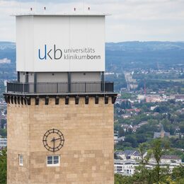 Turm auf dem Gelände der Universitätsklinik Bonn