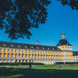 Hauptgebäude der Universität Bonn mit dem Hofgarten