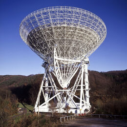 Das Radioteleskop in Effelsberg hat 100 Meter Durchmesser