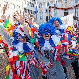 Bunt kostümierte Clowns beim Rosenmontagszug auf dem Markt