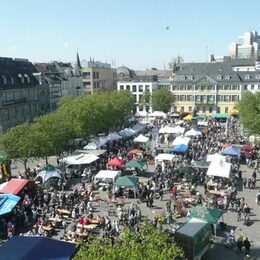 Das Luftbild zeigt die Stände beim Frühlingsmarkt auf dem Münsterplatz