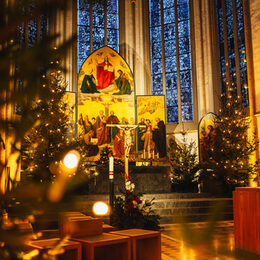 Weihnachtlich geschmückte Sankt Remigius Kirche.