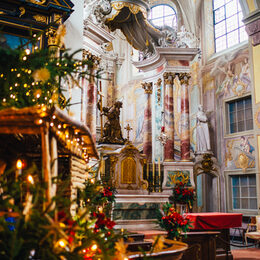 Weihnachtlich geschmückte Kreuzbergkirche.